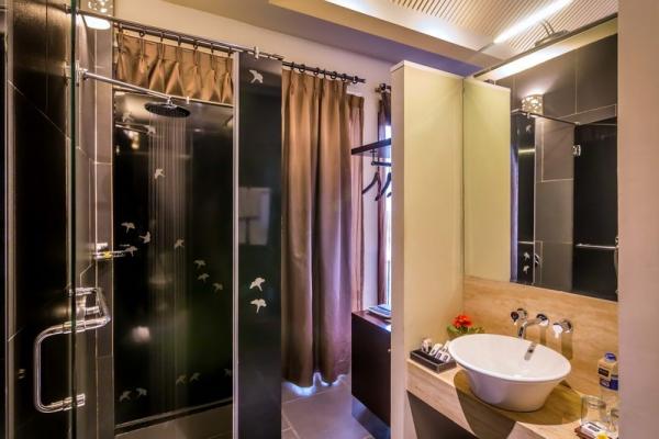 Indoor Shower At 2 Bedroom Villa
