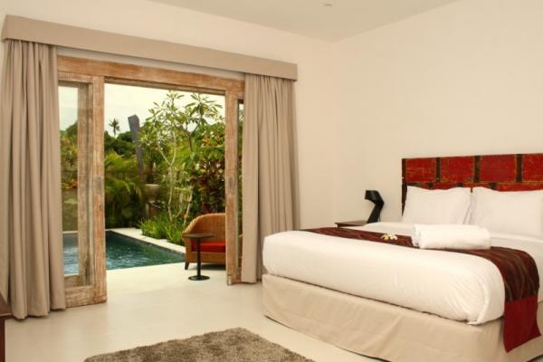 King Sized Bedroom Overlooking The Pool