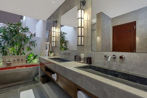 Semi Open Bathtub And Twin Washtafel