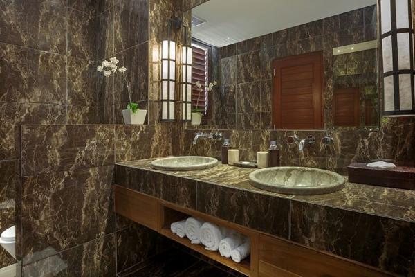 Twin Washtafel And Large Mirror In The Marmer Bathroom