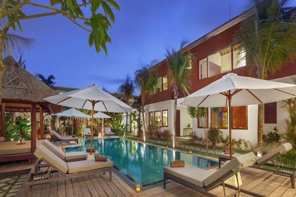 The Pool With 8 Sun Loungers And 4 Pool Umbrella