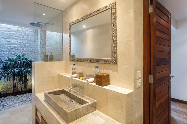 Single Wastafel And Semi Outdoor Shower