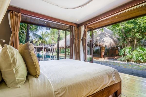 Bedroom Overlooking The Pool