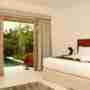 King Sized Bedroom Overlooking The Pool